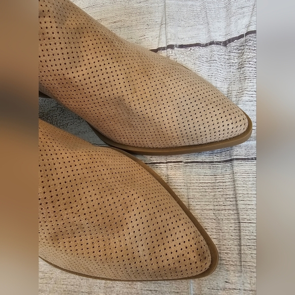 Universal Thread Size 9 Perforated Faux Suede Western Style Booties - Picture 6 of 9
